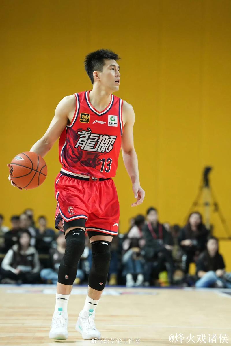 郭艾伦继续穿13号 广州队称赞他是年轻人榜样 郭艾伦继续穿13号 广州队称赞他是年轻人榜样